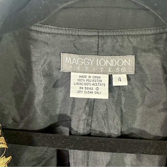 Black small jacket, Unwrinkled fabric, with gold embroidery that looks great - Picture 14 of 14